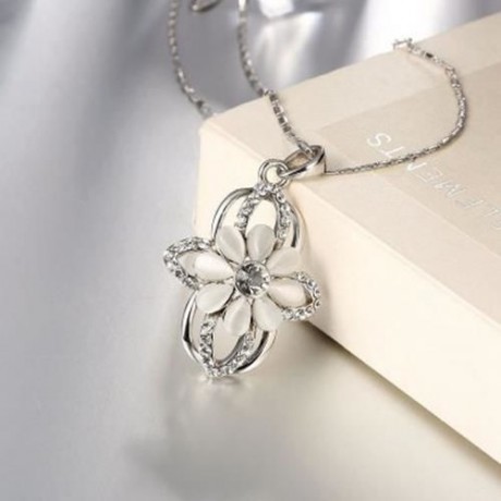 FLOWER DESIGN FAUX OPAL ZIRCON EMBELLISHED PENDANT NECKLACE FOR WOMEN (SILVER)