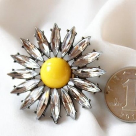 GORGEOUS WOMEN'S FAUX GEMSTONE EMBELLISHED DAISY SHAPE RING (COLORMIX)