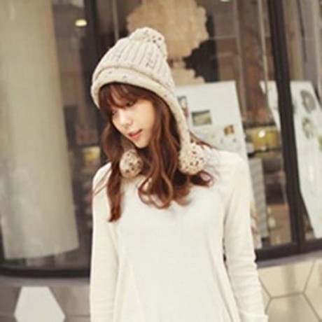 CHIC YARN BALL PENDANT DECORATED COLOR BLOCK KNITTED HAT FOR WOMEN (COLOR ASSORTED)