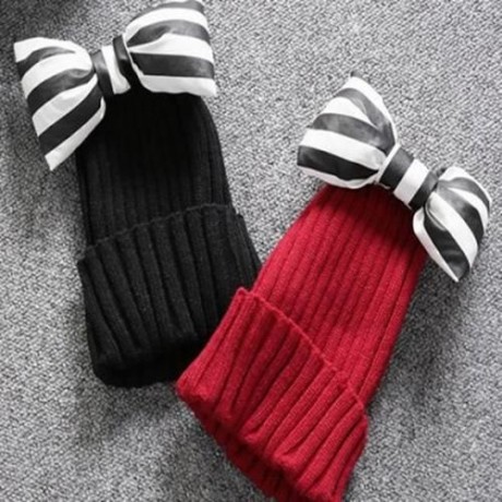 CHIC BLACK AND WHITE STRIPE PATTERN BOWKNOT DECORATED KNITTED HAT FOR WOMEN (COLOR ASSORTE
