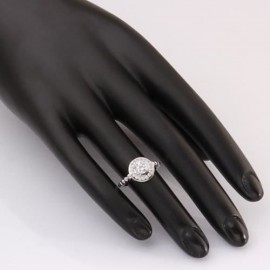 DELICATE WOMEN'S RHINESTONE DECORATED ROUND WHITE GOLD RING (PLATINUM)