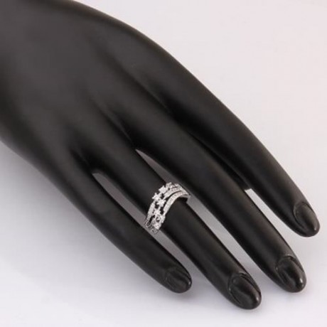 TRENDY WOMEN'S RHINESTONE STREAMLINED RING (PLATINUM)