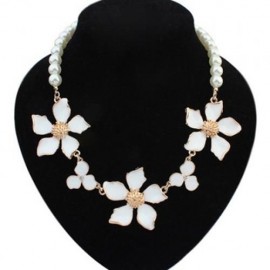 CHIC PEARL LINK FLOWER PENDANT NECKLACE FOR WOMEN (WHITE)