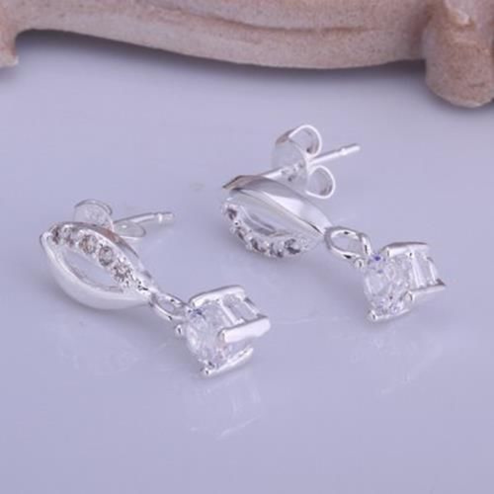 PAIR OF DELICATE CUTE WOMEN'S RHINESTONE INLAID LIPS EARRINGS (WHITE)
