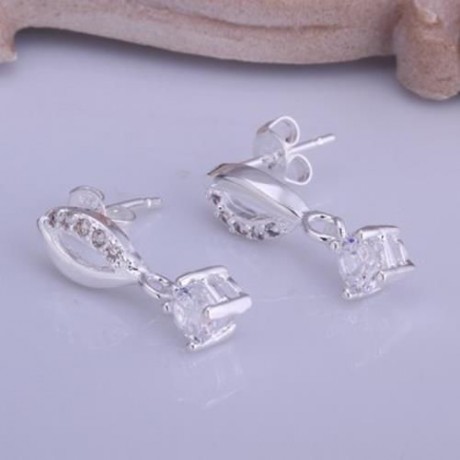 PAIR OF DELICATE CUTE WOMEN'S RHINESTONE INLAID LIPS EARRINGS (WHITE)