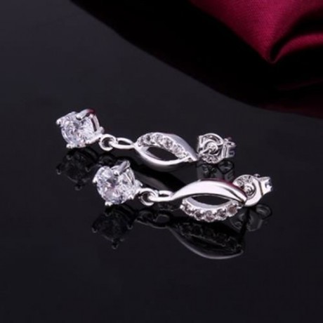 PAIR OF DELICATE CUTE WOMEN'S RHINESTONE INLAID LIPS EARRINGS (WHITE)