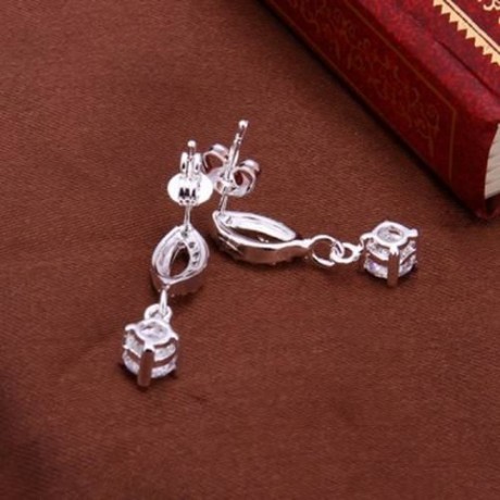 PAIR OF DELICATE CUTE WOMEN'S RHINESTONE INLAID LIPS EARRINGS (WHITE)