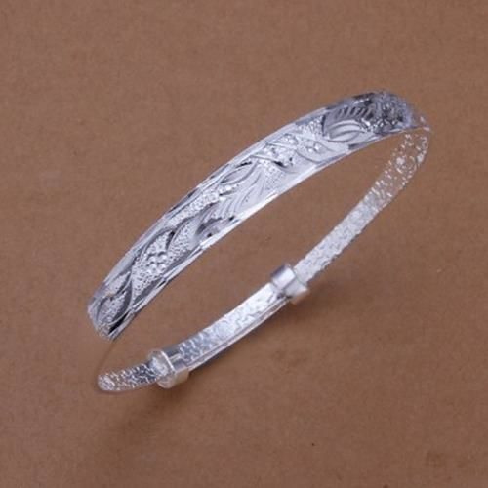 STYLISH CHIC WOMEN'S SILVER PLATED ROUND BRACELET (SILVER)