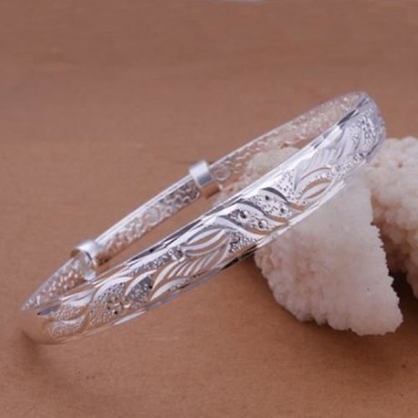 STYLISH CHIC WOMEN'S SILVER PLATED ROUND BRACELET (SILVER)