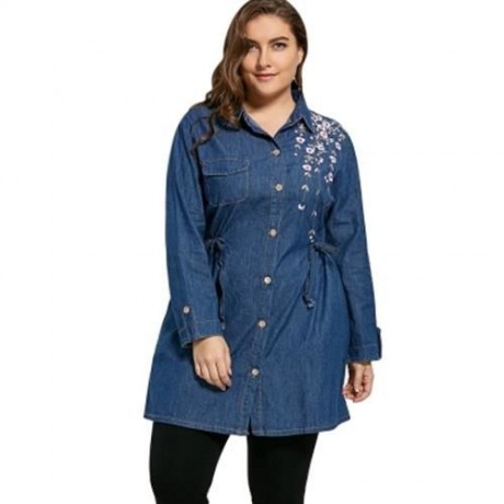 PLUS SIZE FLORAL EMBROIDERED LONGLINE DENIM SHIRT (BLUE)