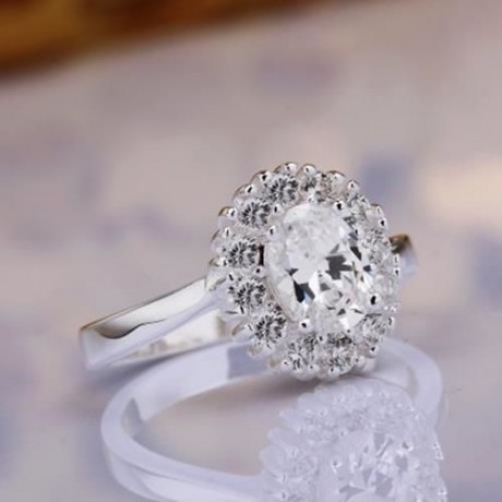 FASHIONABLE ROUND EMBELLISHED RHINESTONE WOMEN'S RING (WHITE)