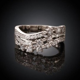 TRENDY WOMEN'S RHINESTONE STREAMLINED RING (PLATINUM)