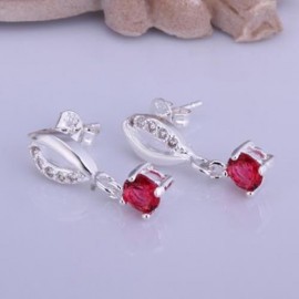 PAIR OF DELICATE CUTE WOMEN'S RHINESTONE INLAID LIPS EARRINGS (RED)